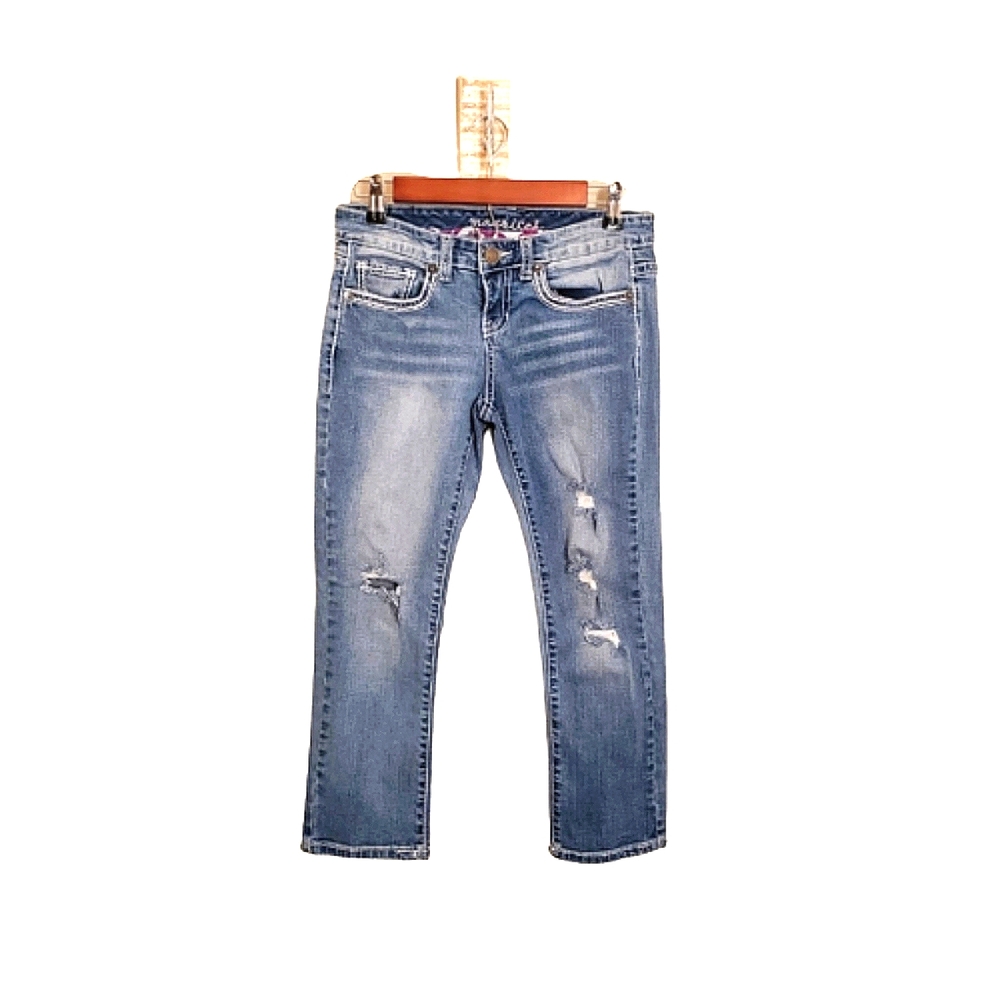 Maurices Lighwash Distressed Capris 3/4